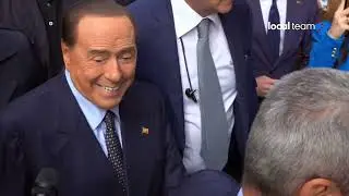 Berlusconi, l'arrivo al seggio per votare