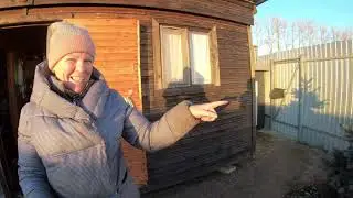 У курочек убрали, навели порядок. Ёлочку украсили к Новому Году...