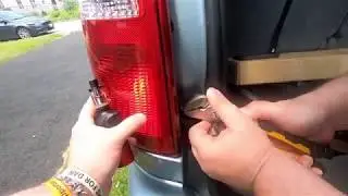 Как установить задний фонарь на Dodge Grand Caravan 2006 года выпуска