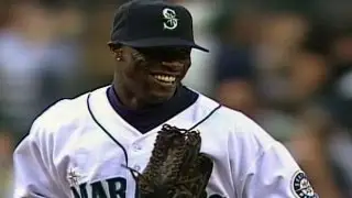 Mike Cameron pulls a Torii Hunter by robbing a home run from TORII HUNTER!