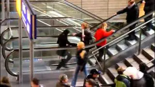 11.12.2011 Rolltreppen Flashmob. Berlin Hauptbahnhof