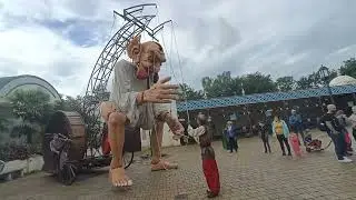 Djinn wordt wakker gemaakt door wachters en Publiek zomer efteling 2023