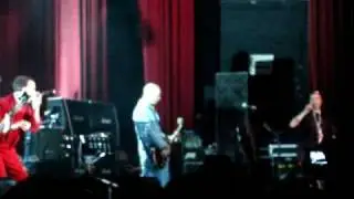 Mike Patton and Chuck Mosley singing 