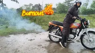 GIRL BURNOUT ON TVS SUZUKI SAMURAI🔥🔥🔥 || RAINY DAY 🌨🌧#girlrider #2stroke #burnout