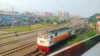 Kereta api khusus warna Biru
