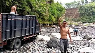 loading rocks into the truck bed and splitting rocks || mountain slope