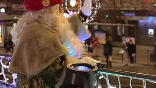 Los Reyes Magos saludan a los niños de Granada desde un autobús descapotable