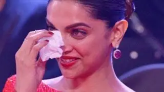 Deepika Gets Emotional Reading Her Dad's Letter | FilmFare 2016 | Bollywood News