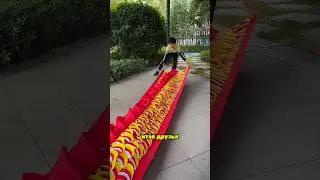Макс с усилием построил своего большого танцевального дракона!😍❤️