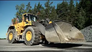 Massive Wheel Loader in Action! Moving Tons of Rocks!