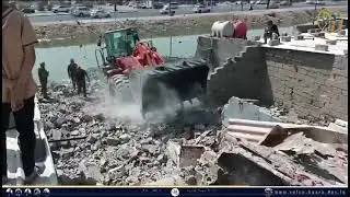 لجنة رفع التجاوزات تقوم بإزالة أحد الدور العشوائية في منطقة الأصمعي والذي يستخدم وكراً للجماعات