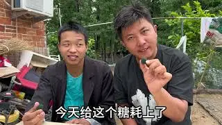 姐夫和小舅子吃酸黄瓜糖，吃完整个人都变色了！姐夫整个崩溃大哭#爆笑喜剧 #搞笑挑战 #看完不笑算我输