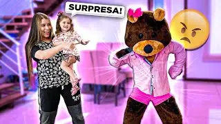 EU E MINHA IRMÃZINHA COLOCAMOS ROUPA ROSA NO URSO GIGANTE! (Ficou muito bravo)