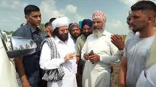 Hansraj Hans visited the flood affected areas and distributed cash and ration to the people.