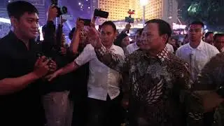 Momen Presiden Prabowo Rayakan Tahun Baru 2025 di Bundaran HI Bareng Warga