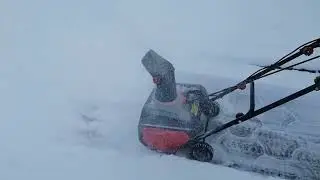 Электрический снегоуборщик. Снегоуборочная машина.