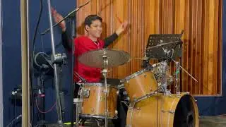 Adrian tocando Holyday de GreenDay