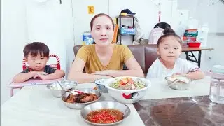 Bữa Cơm Ngày Nghĩ Cuối Tuần Của Mẹ Con Nhà Gấu Với Món Canh Chua Cá Lóc Đơn Giản Mà Ngon 