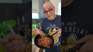 Padelle di ferro e spaghetti ripassati