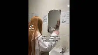Вышла с пары в туалет, просто потому что устала сидеть