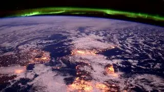 Командир МКС Терри Вёртс демонстрирует другой вид Земли сверху.