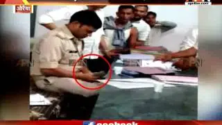 Constable O.P Baghel takes bribe in Auraiya, UP