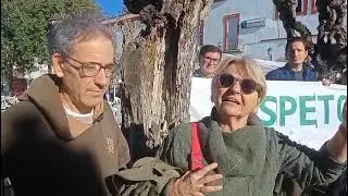 Protesta por la poda drástica hacia las Moreras del centro de salud del barrio alto