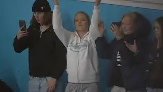Riekkinen vet&auml;&auml; Onni Lindi&auml; poikittaisella mailalla naamaan