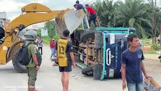 Evakuasi Truk Terguling Langsung Di Bantu Dengan Alat Berat Ramai-ramai Di Saksikan Warga Bagan Batu
