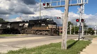 NS 9606 leads southbound on the NS Detroit Line at Oak St on 8/26/22