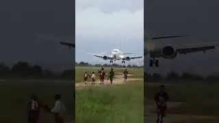 Plane landing close to kids// #shorts