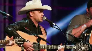 Justin Moore Scolds Fan Who Mistreats a Woman
