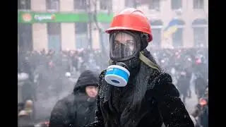 Девушки-суперхитницы 2027 года в латексных противогазах и платьях с аквалангом