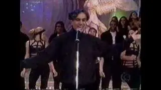 Caetano Veloso cantando 