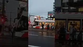 Таллинн центр города перекр&euml;сток который переходят одновременно во всех направлениях / Эстония 2022