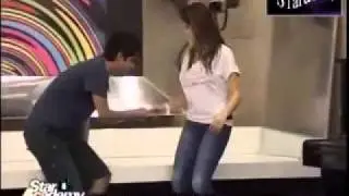 مشهد حب مضحك بين ليان وعبد السلام فى صف المسرح.FLV