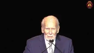 Legendary promoter Joe Hand Sr. accepts his Atlantic City Boxing Hall of Fame Induction