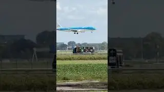 EMBRAER E175STD KLM (CARDIFF TO AMSTERDAM) LANDING SCHIPHOL AIRPORT PLANE SPOTTING / PHEXT / KL1088