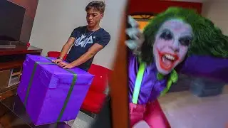 ABRI O PRESENTE DO CORINGA E ELE ME ATACOU!