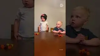 That look #twins #twinsoftiktok #fruitsnackchallenge #dad #dadsoftiktok #parents #shorts