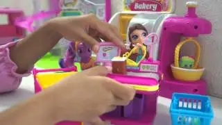 Littlest Pet Shop: Blythe Goes to the Shopkins Small Mart