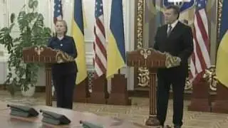 Secretary Clinton Meets With Ukrainian President