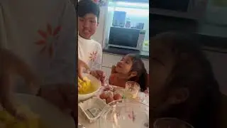 Kinder backen K&auml;sekuchen zum Geburtstag ihrer Mama