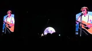 Blackbird - Paul McCartney (Detroit 7/24/2011)