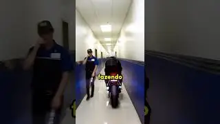 Motoqueiro cortando giro DENTRO da escola? (@DerrekGT)