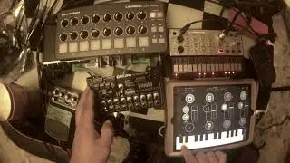 Analog Mess - Jam with Taller Bocuma's Frankie, Volca Keys and iPad.