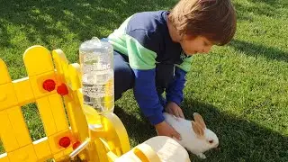 Fatih Selim için sürpriz var ona küçük çok tatlı bir tavşan getirdik bahçemizde bakıcaz büyütücez