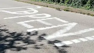 Schockiert auf Fahrradtour in Freiburg. Penis auf Stra&szlig;e.