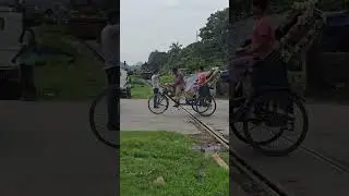Risky Rail Crossing, No barriers. #train #railgate #shorts #railway