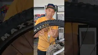How to top up tubeless mtb sealant #tutorial #mtb #tubeless #bicifaidate #lorybart